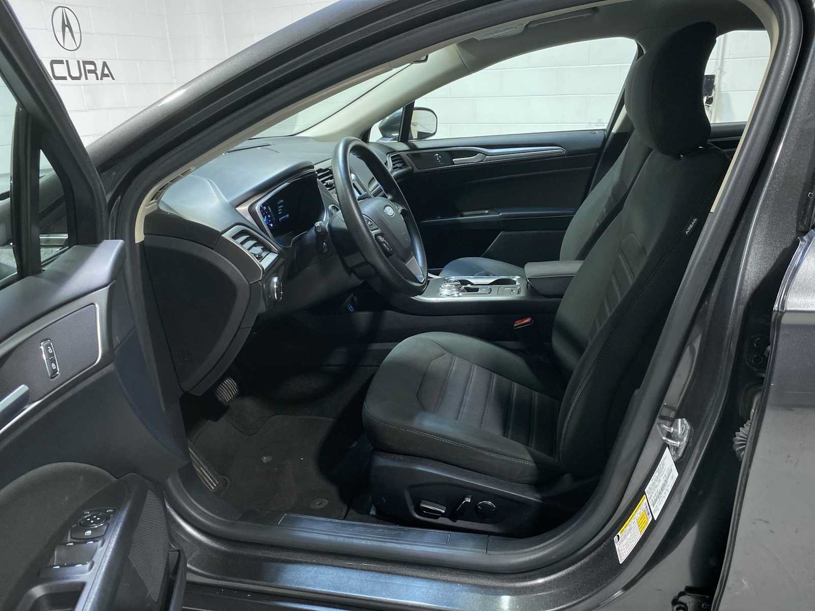 Used 2019 Ford Fusion SE FWD image 2