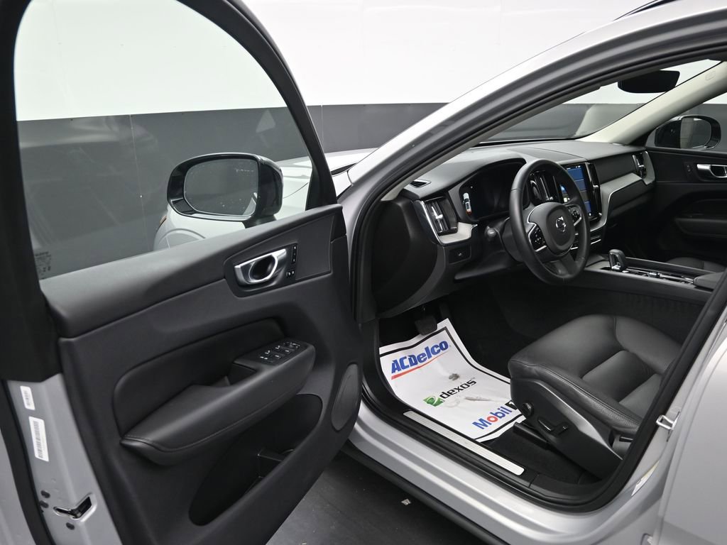 Used 2025 Volvo XC60 B5 Plus image 10