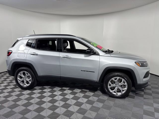 Used 2024 Jeep Compass Latitude image 9