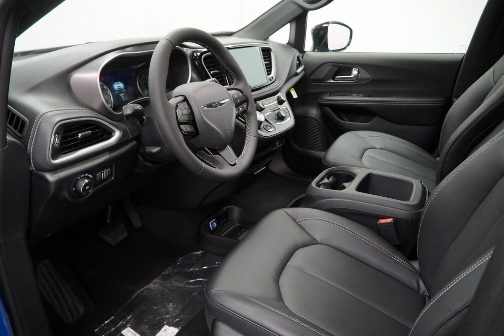 New 2026 Chrysler Pacifica Select w/ S Appearance Package image 16