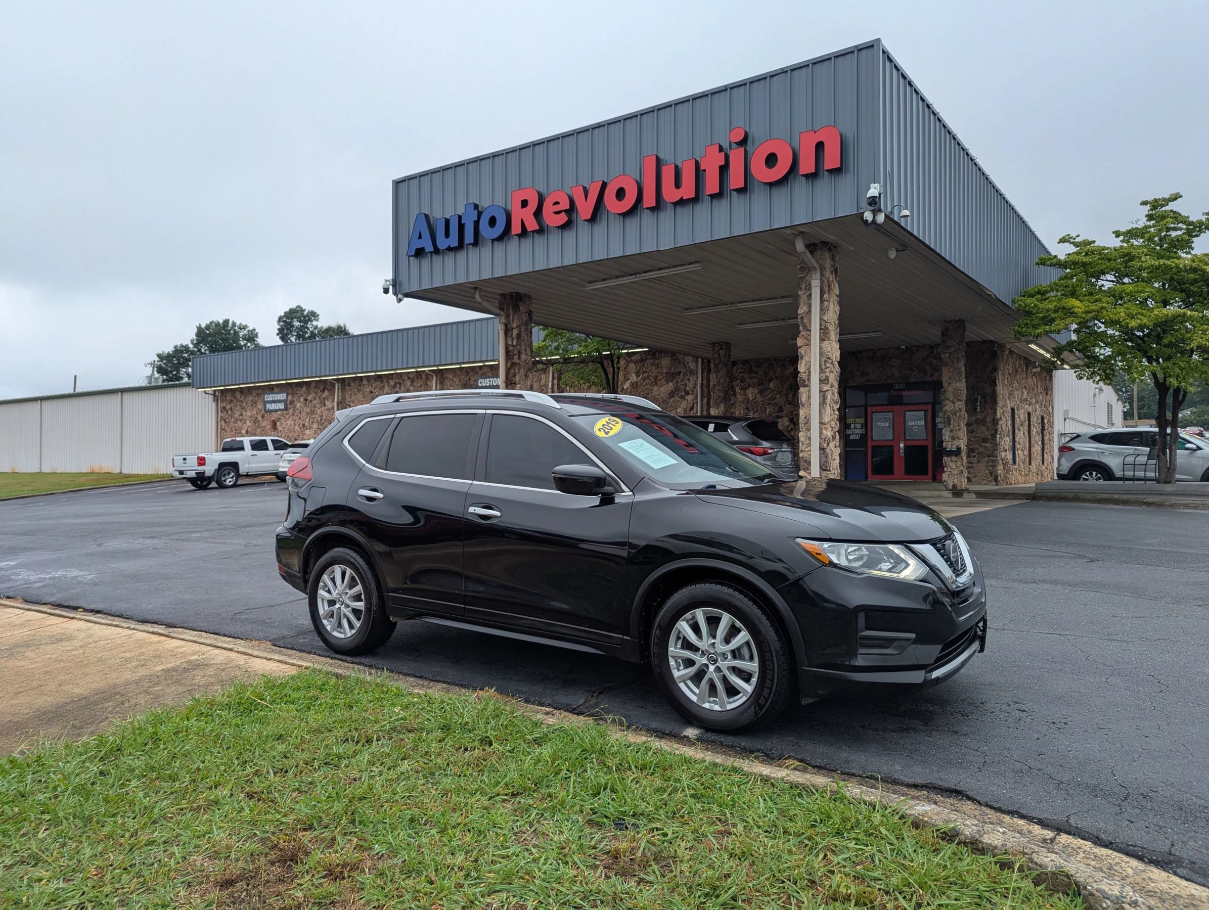 Used 2019 Nissan Rogue SV FWD image 1