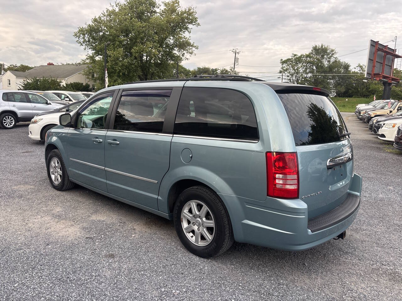 Used 2010 Chrysler Town & Country Touring w/ Entertainment Group #2 FWD image 6