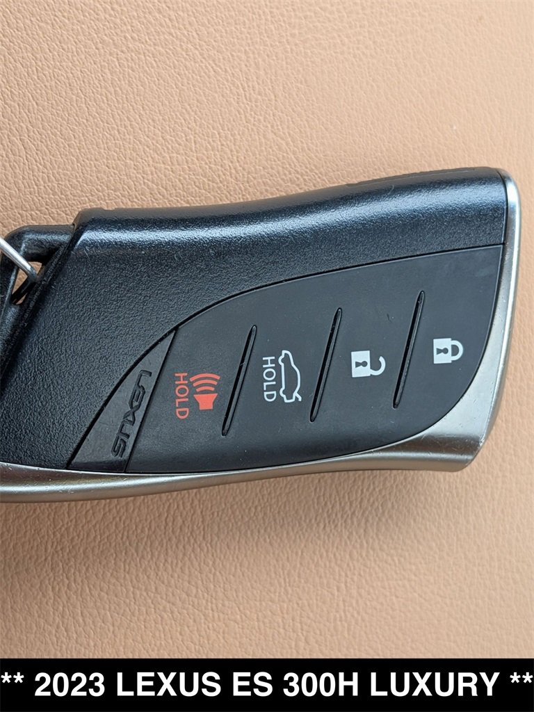 Used 2023 Lexus ES 300h w/ Accessory Package (Z2) image 29
