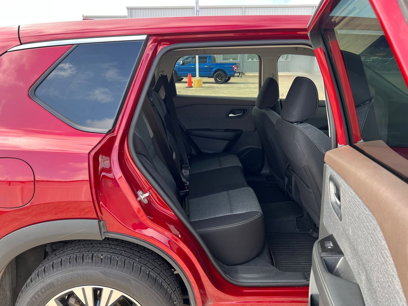 Used 2023 Nissan Rogue SV FWD image 11