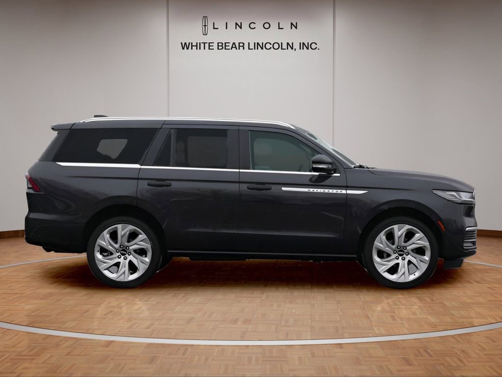 Used 2025 Lincoln Navigator Reserve image 4
