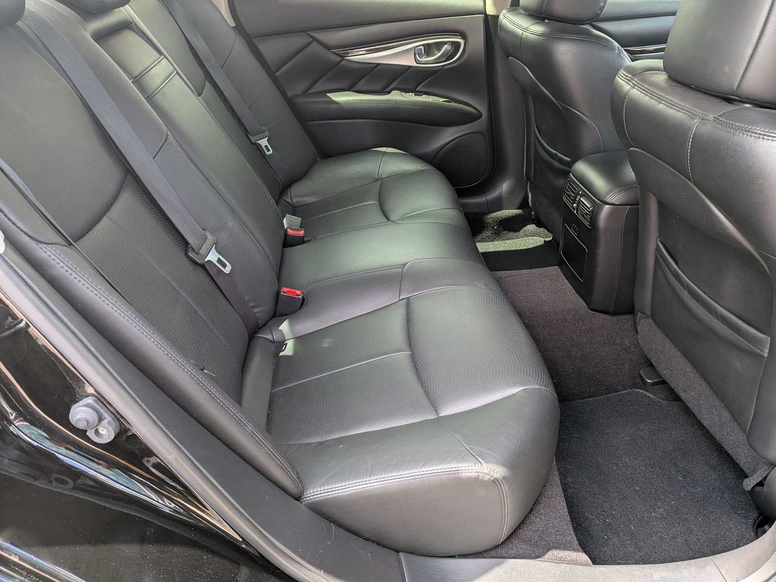 Used 2018 INFINITI Q70 Luxe RWD image 18