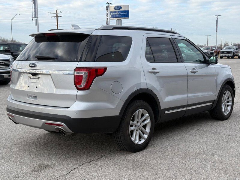 Used 2017 Ford Explorer XLT w/ Equipment Group 202A image 5