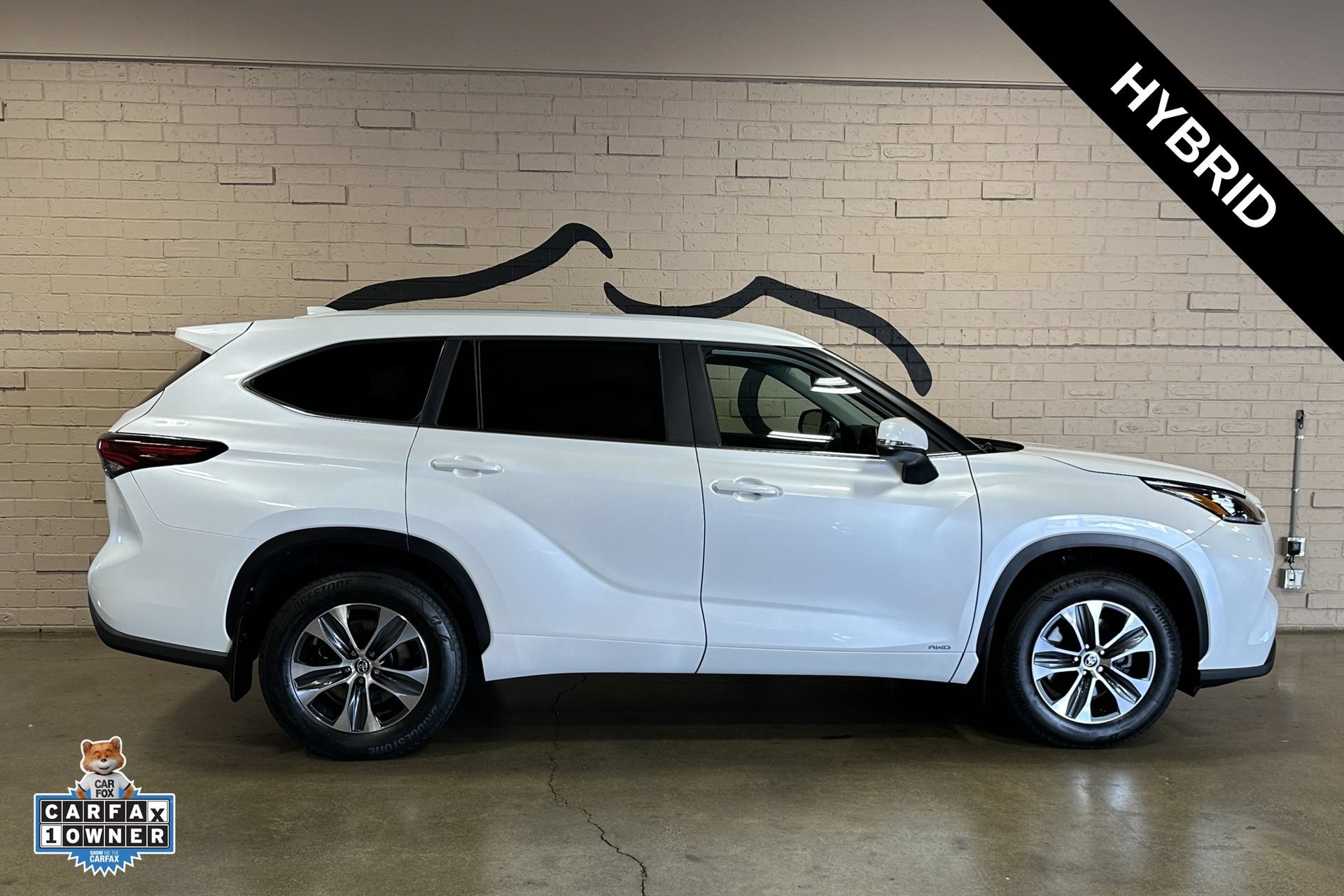 Used 2025 Toyota Highlander XLE AWD/4WD image 3