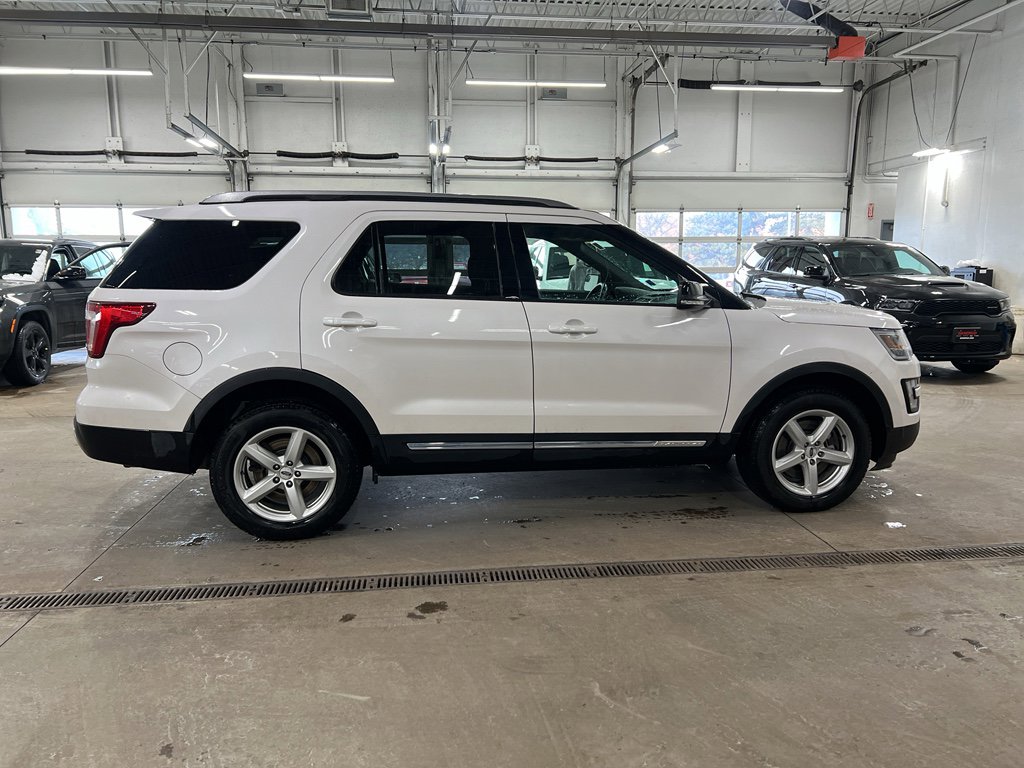Used 2017 Ford Explorer XLT image 4