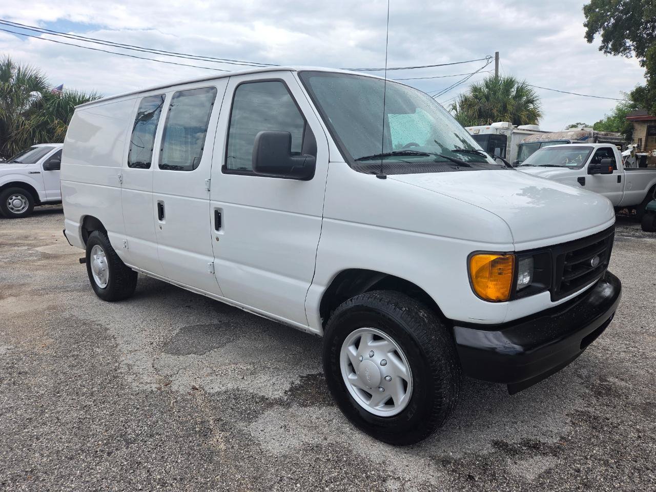 Used 2007 Ford E-150 and Econoline 150 RWD image 3