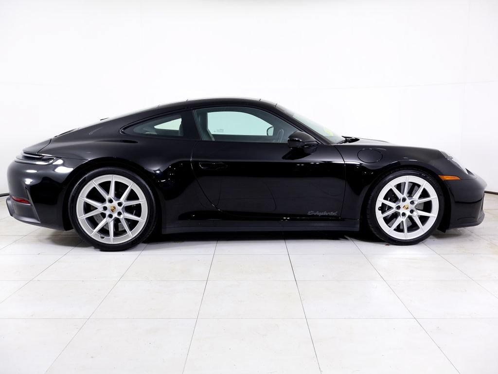 Certified 2025 Porsche 911 Carrera GTS RWD image 30