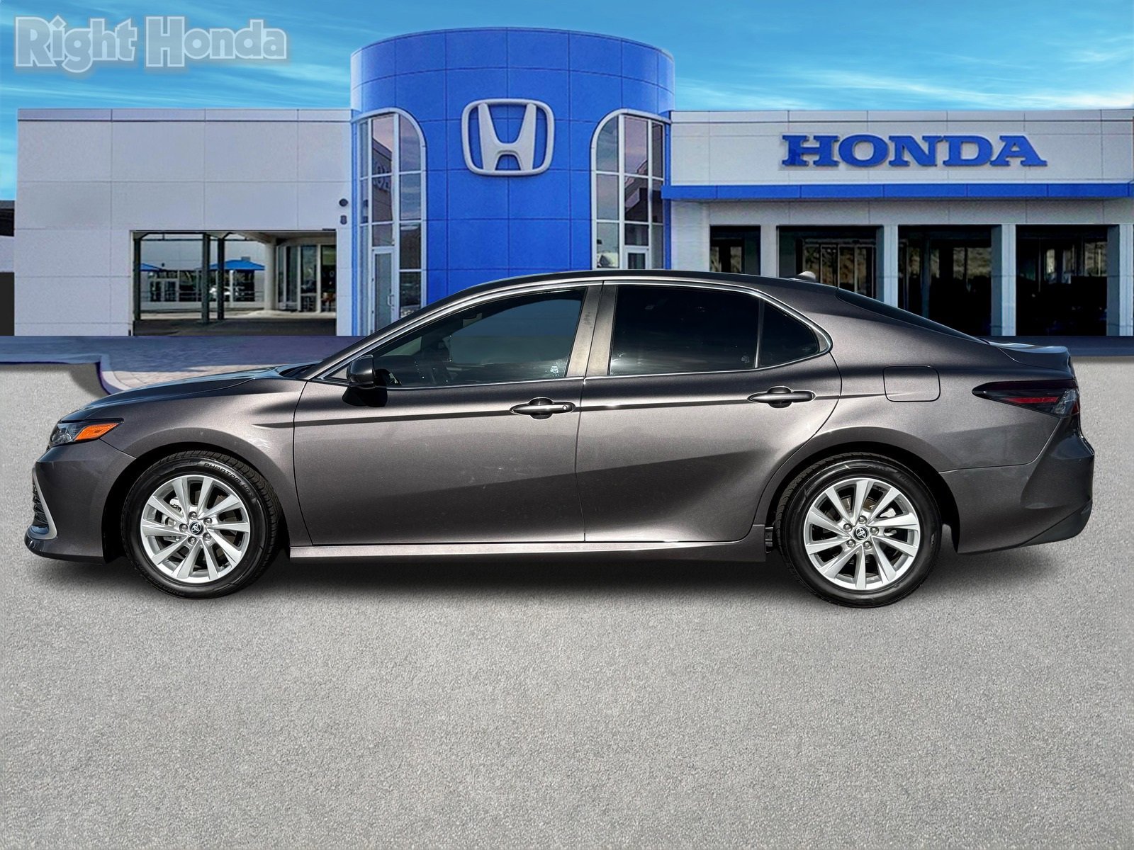 Used 2023 Toyota Camry LE image 3