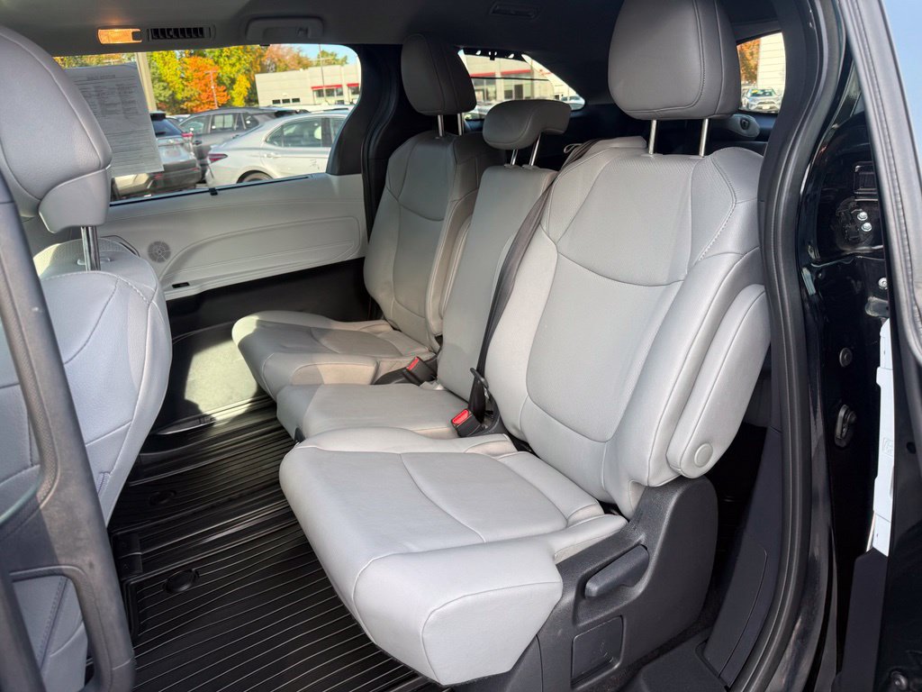 Used 2026 Toyota Sienna XLE FWD image 15