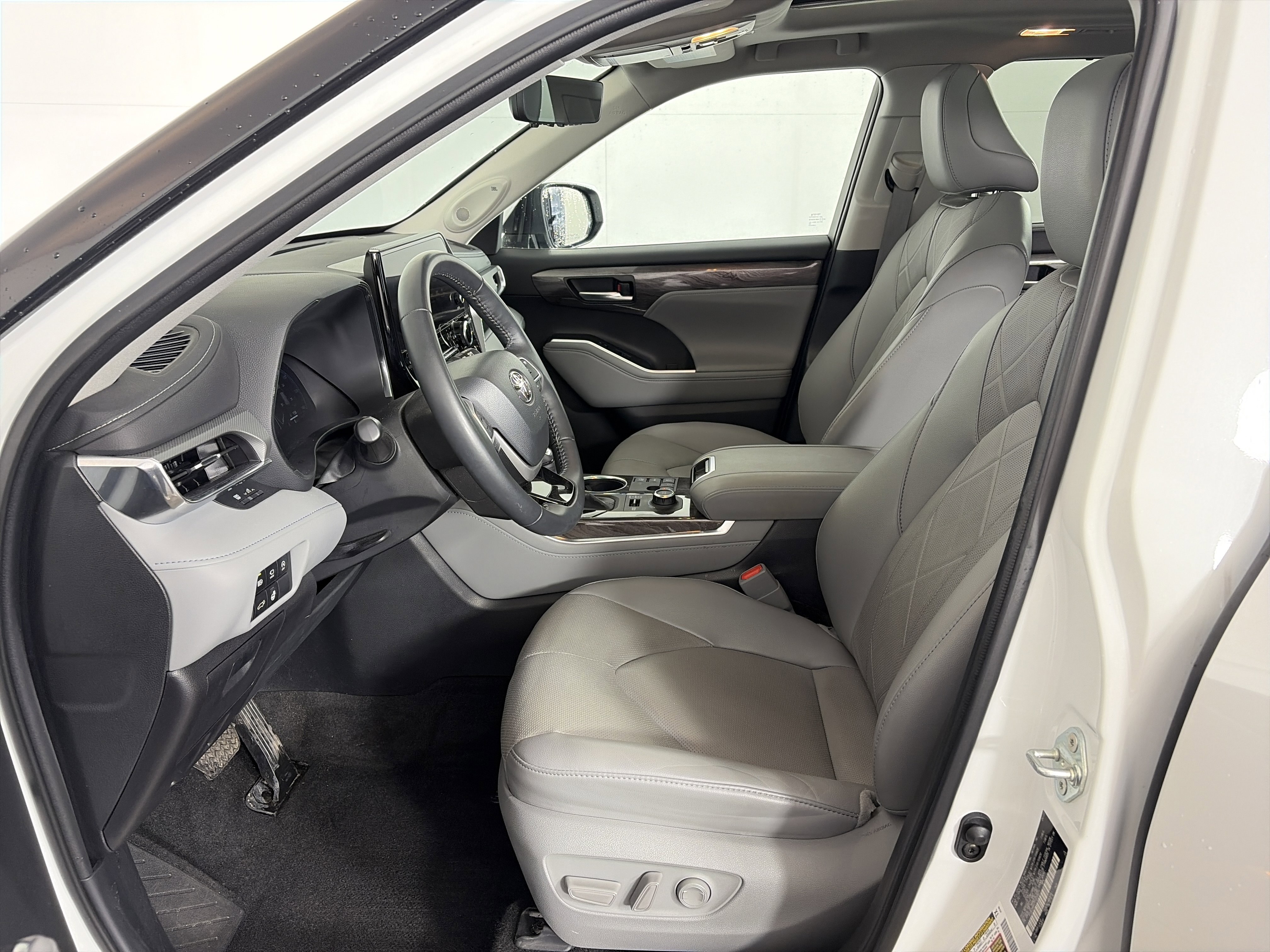 Used 2023 Toyota Highlander Platinum image 6