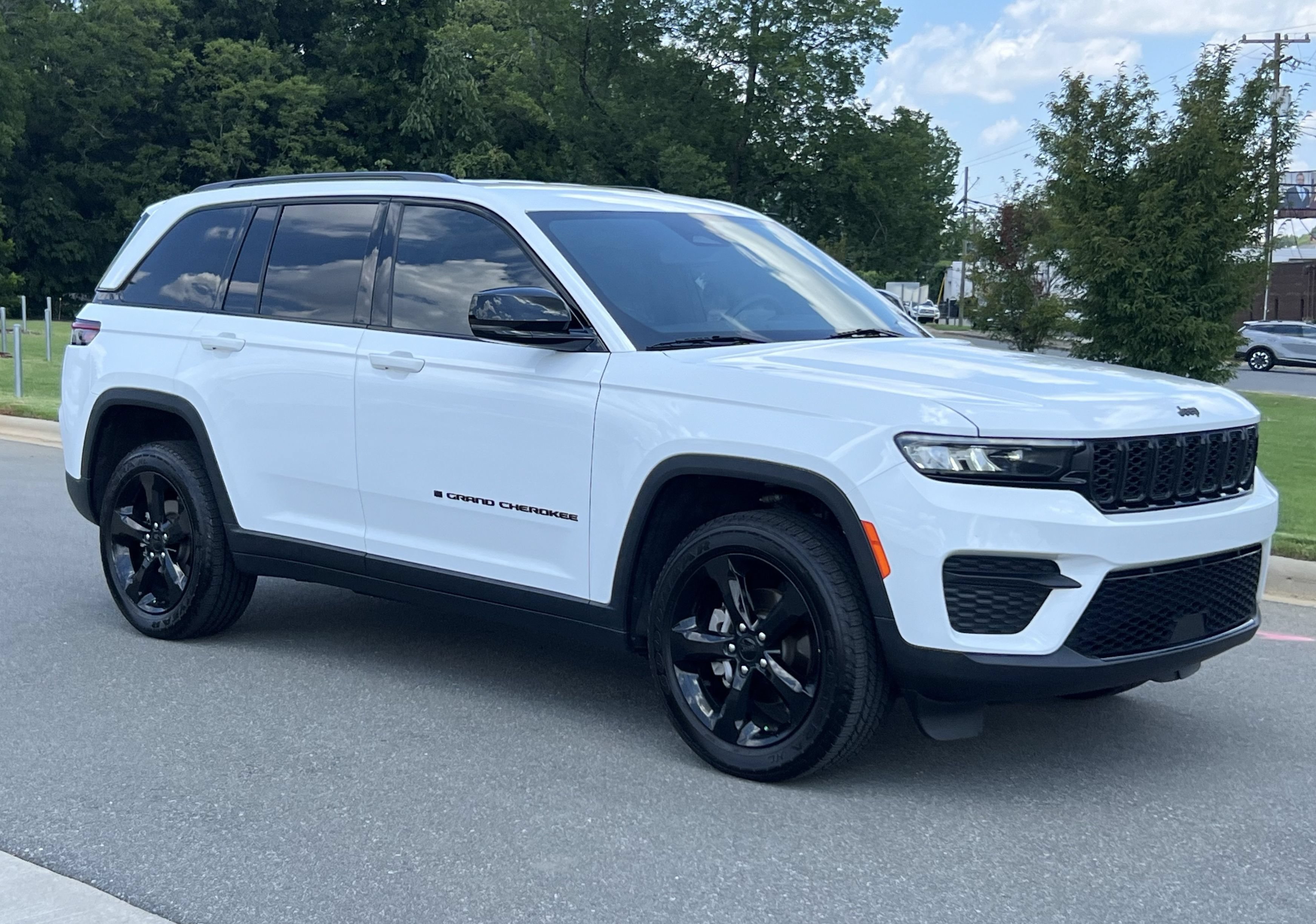 Used 2023 Jeep Grand Cherokee Altitude RWD video 1