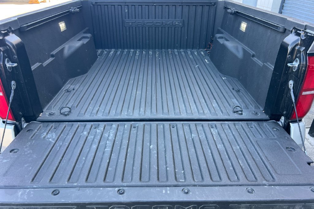 Certified 2025 Toyota Tacoma SR5 AWD/4WD image 18