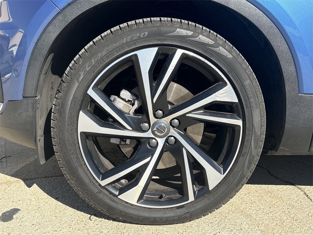 Used 2021 Volvo XC40 T5 R-Design w/ Advanced Package image 9