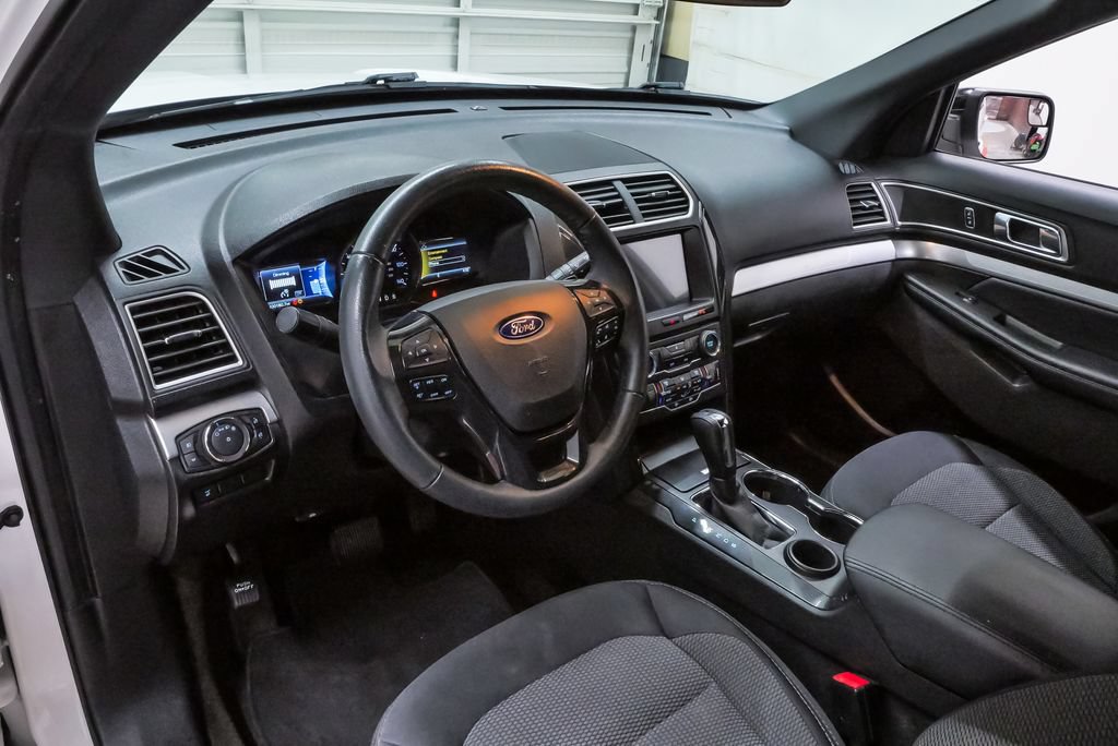 Used 2017 Ford Explorer XLT w/ Equipment Group 201A FWD image 2