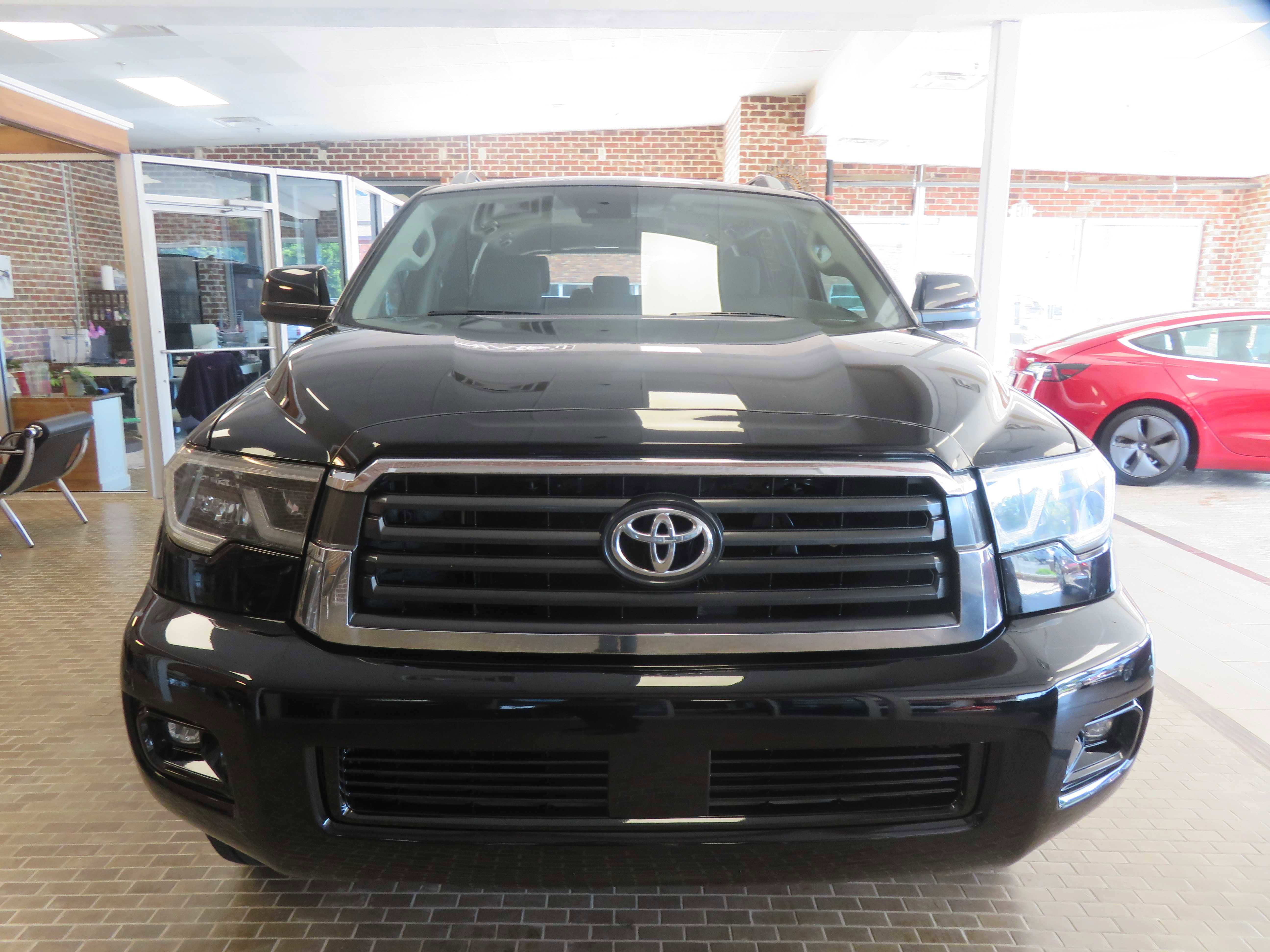 Used 2019 Toyota Sequoia SR5 AWD/4WD image 2