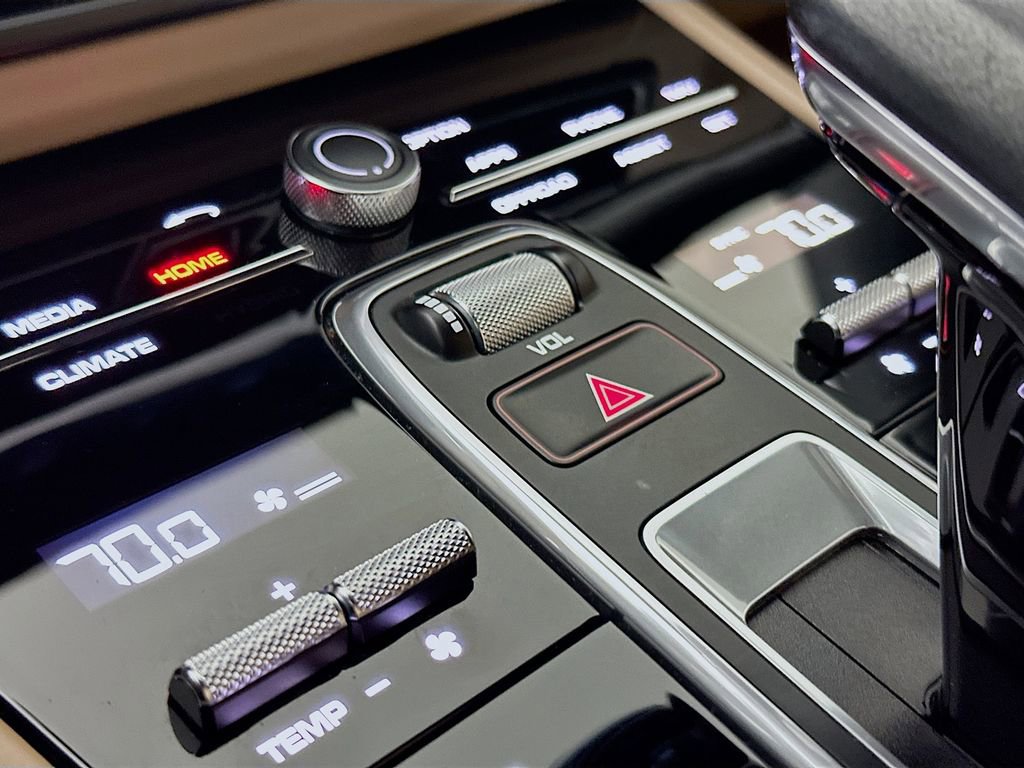 Certified 2022 Porsche Cayenne Platinum Edition image 18