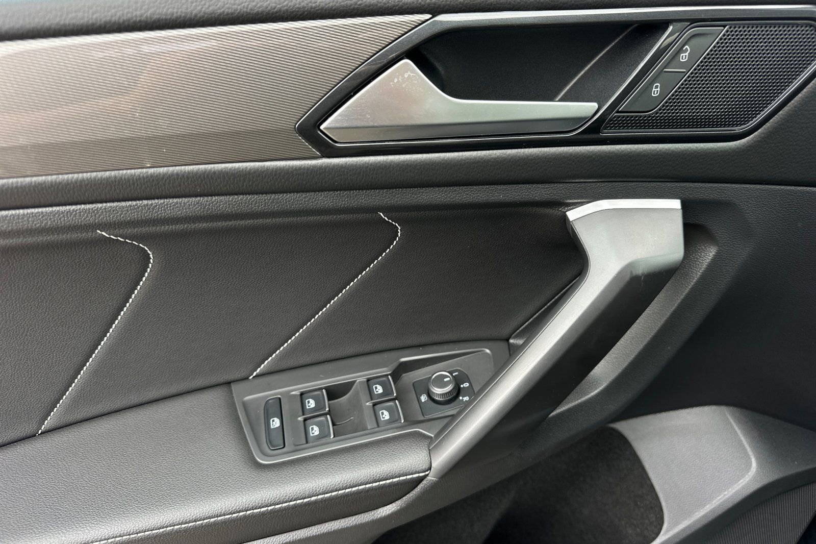 Used 2023 Volkswagen Tiguan SE w/ Panoramic Sunroof Package FWD image 11