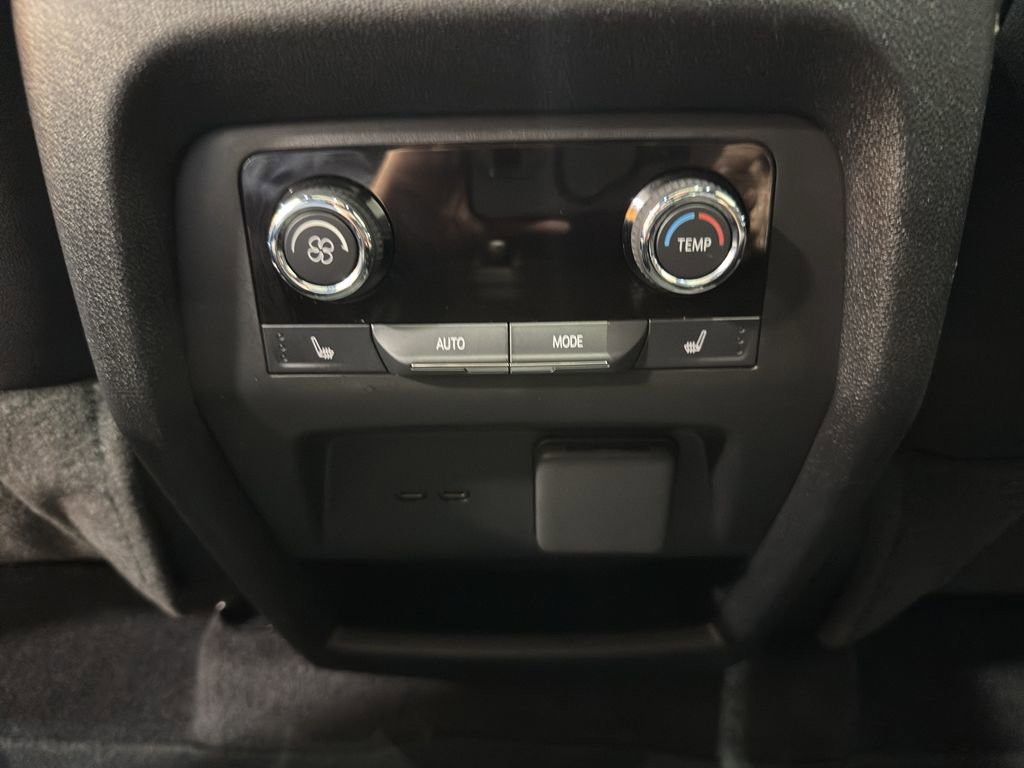 Used 2025 Chevrolet Traverse RS image 13