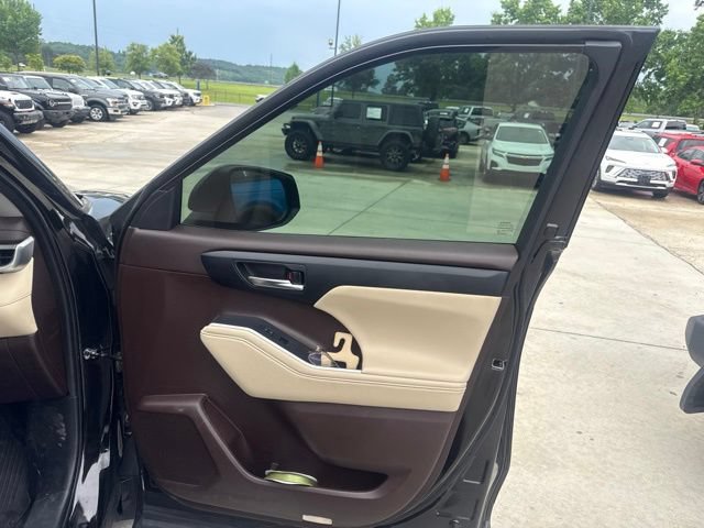 Used 2021 Toyota Highlander XLE FWD image 39