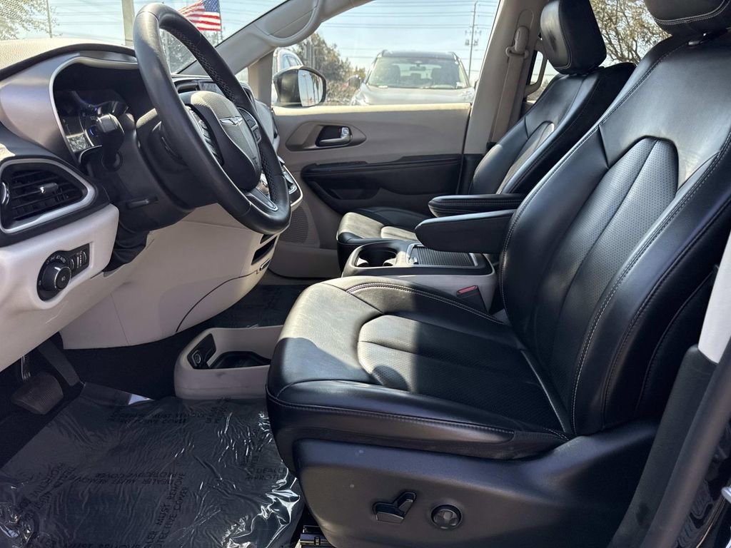 Used 2023 Chrysler Pacifica Touring-L FWD image 20