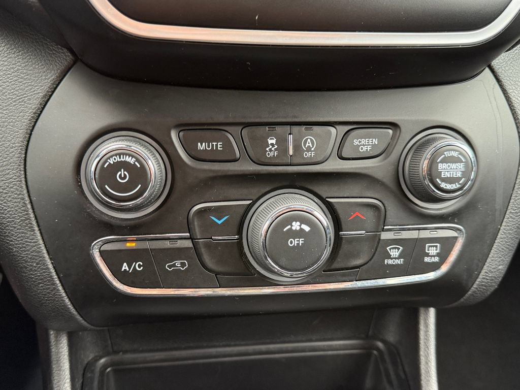 Used 2020 Jeep Cherokee Latitude Plus w/ Cold Weather Group AWD/4WD image 17