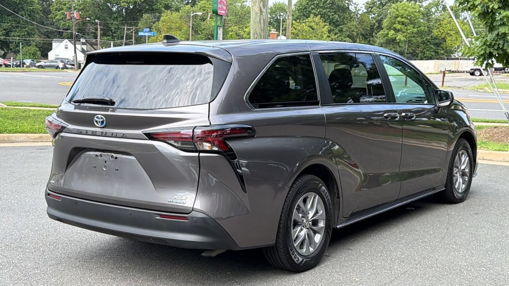 Used 2023 Toyota Sienna XLE AWD/4WD image 4
