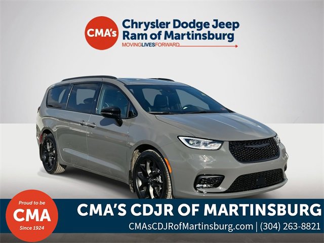 New 2025 Chrysler Pacifica Limited w/ Uconnect Theater Family Group