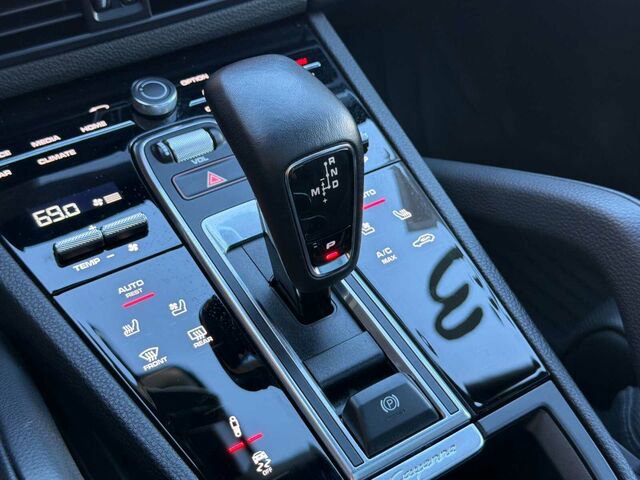 Used 2023 Porsche Cayenne Platinum Edition image 28