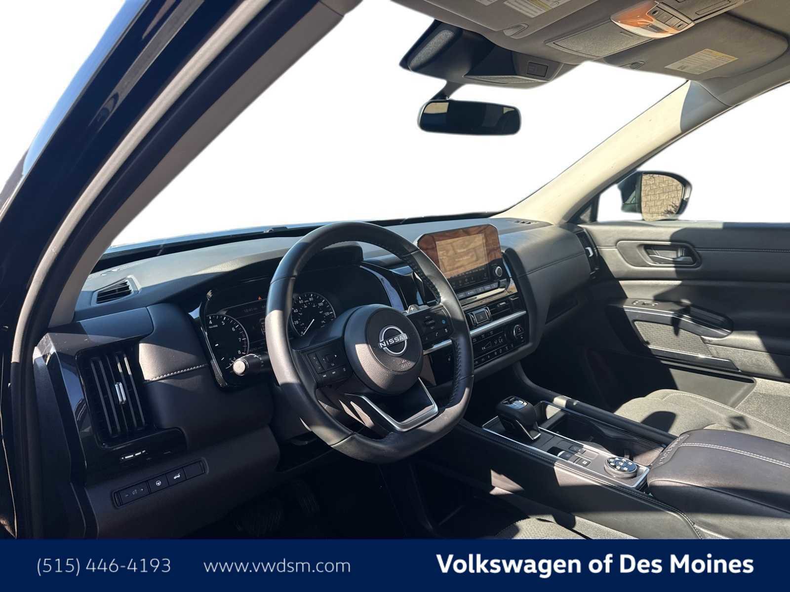 Used 2025 Nissan Pathfinder SV image 2