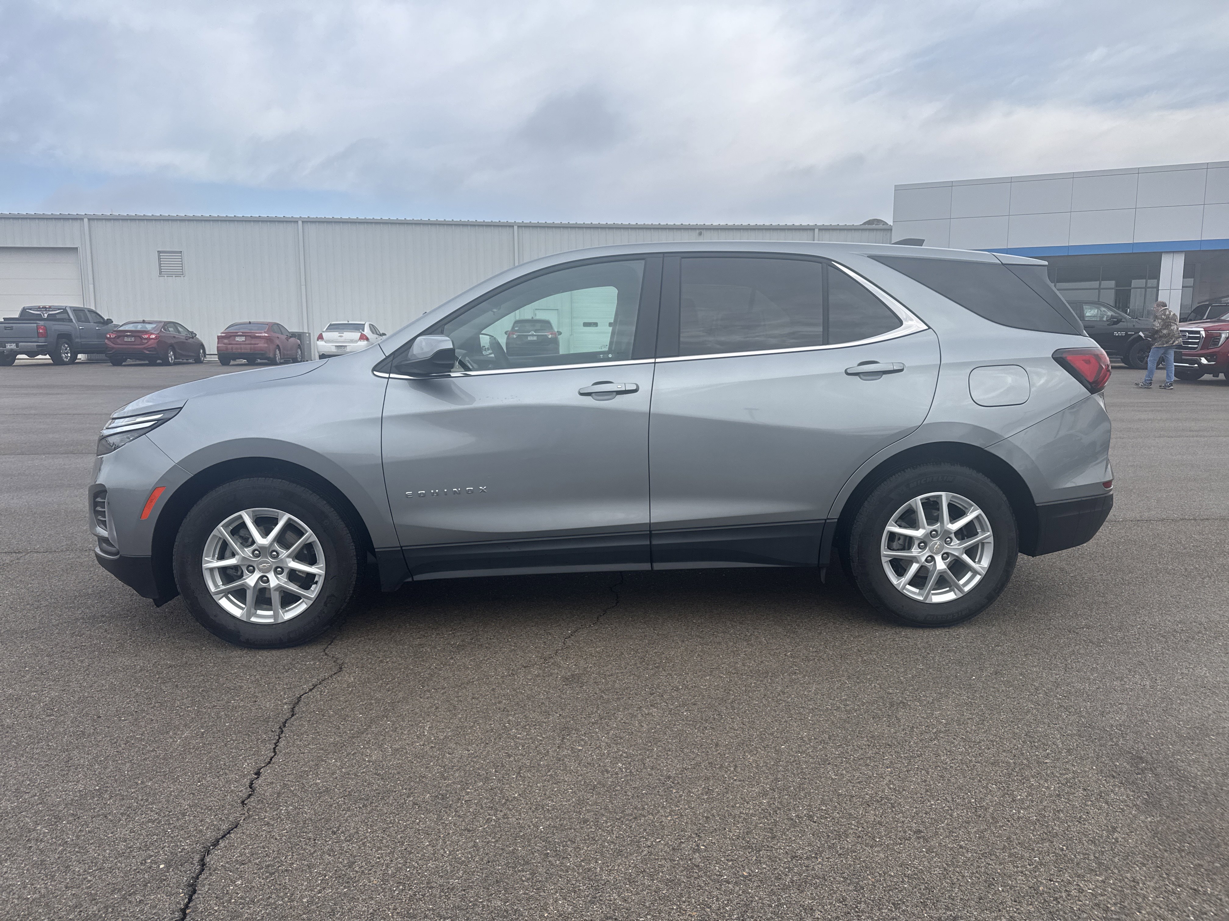 Used 2024 Chevrolet Equinox LT image 2