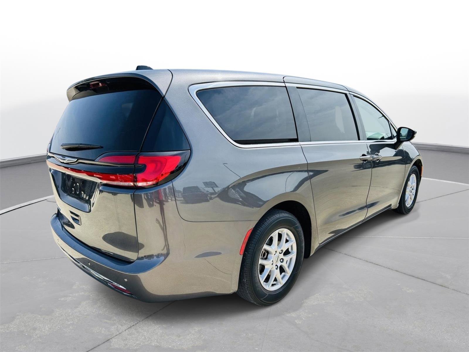 Used 2023 Chrysler Pacifica Touring-L image 39