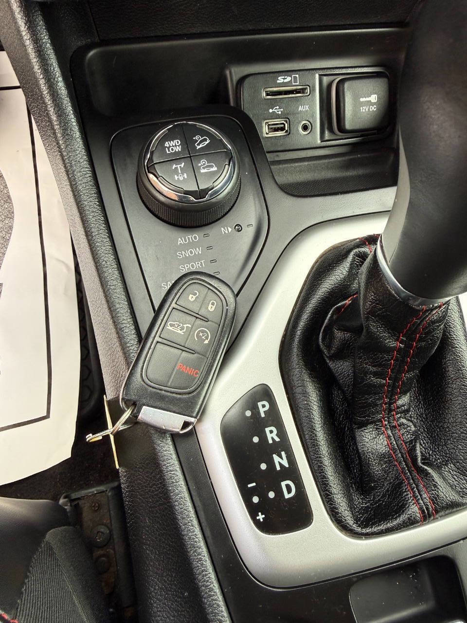 Used 2017 Jeep Cherokee Trailhawk AWD/4WD image 31