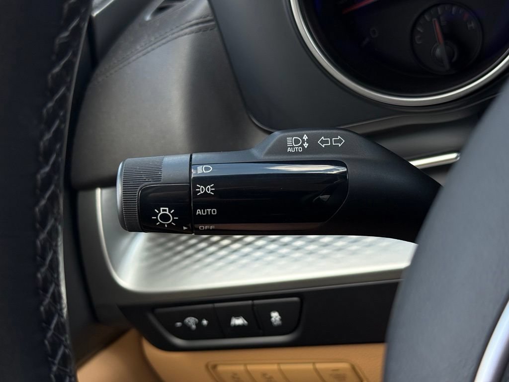 Used 2024 Kia Carnival LX FWD image 34