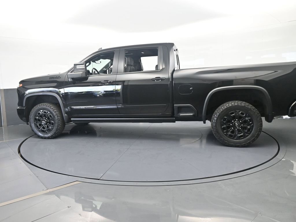 Used 2024 Chevrolet Silverado 2500 High Country w/ Midnight Edition AWD/4WD image 3