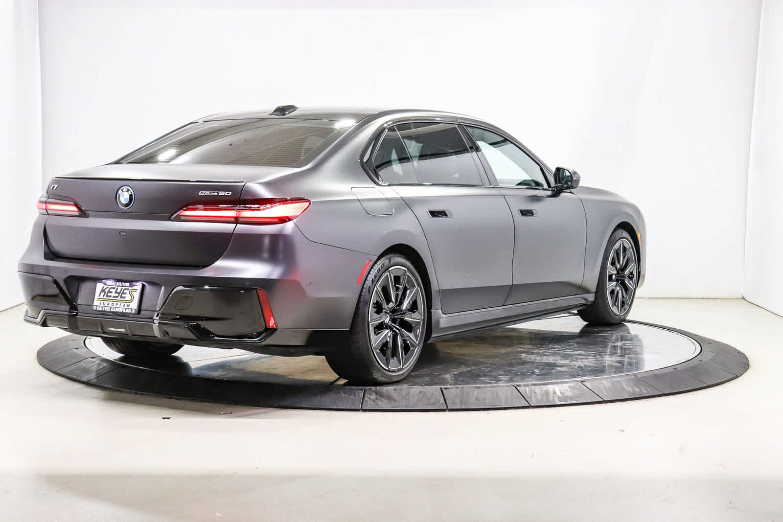 Used 2025 BMW i7 eDrive50 w/ M Sport Package RWD image 4