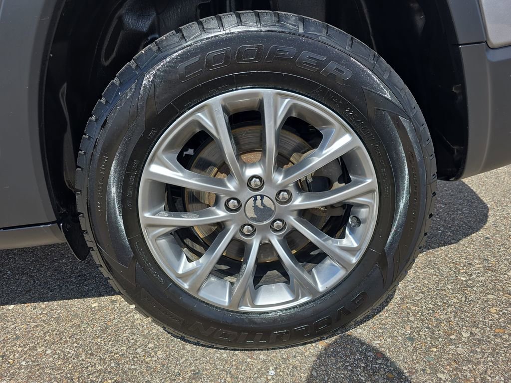 Used 2020 Jeep Cherokee Latitude Plus w/ Cold Weather Group AWD/4WD image 31