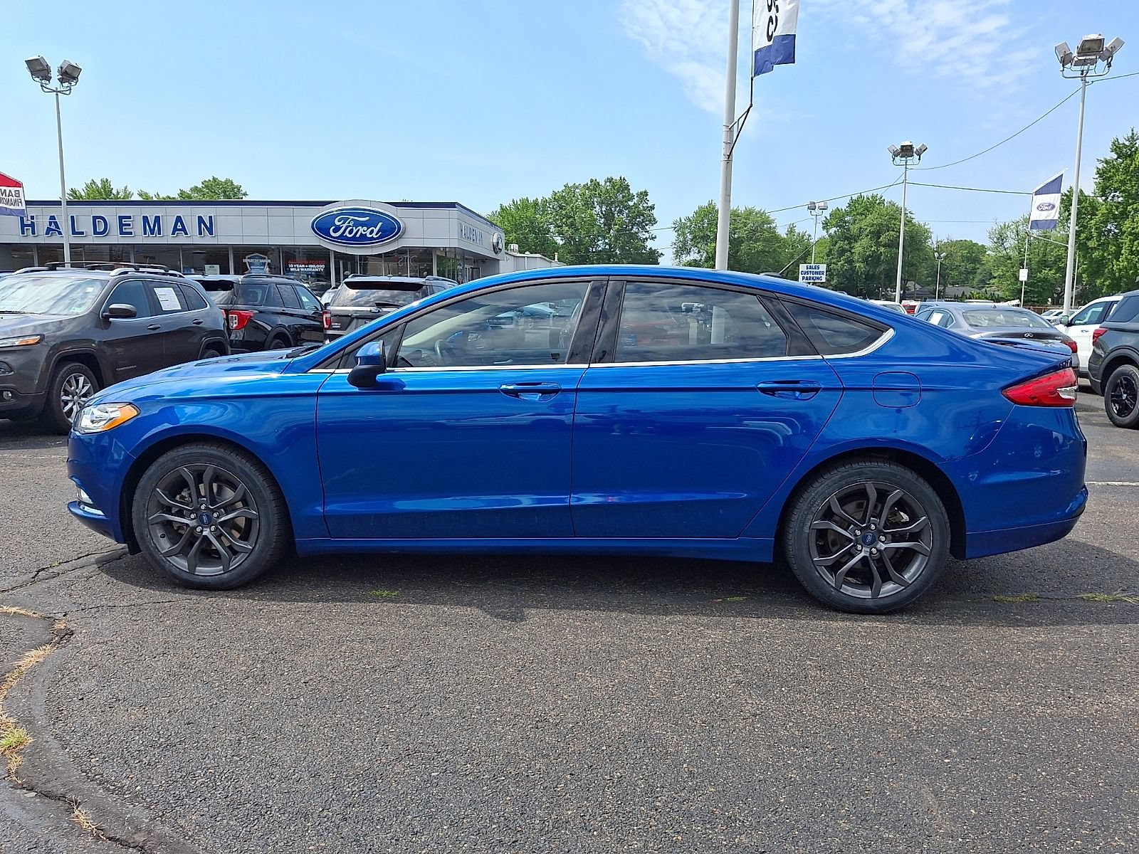 Used 2018 Ford Fusion SE w/ Equipment Group 201A FWD image 4