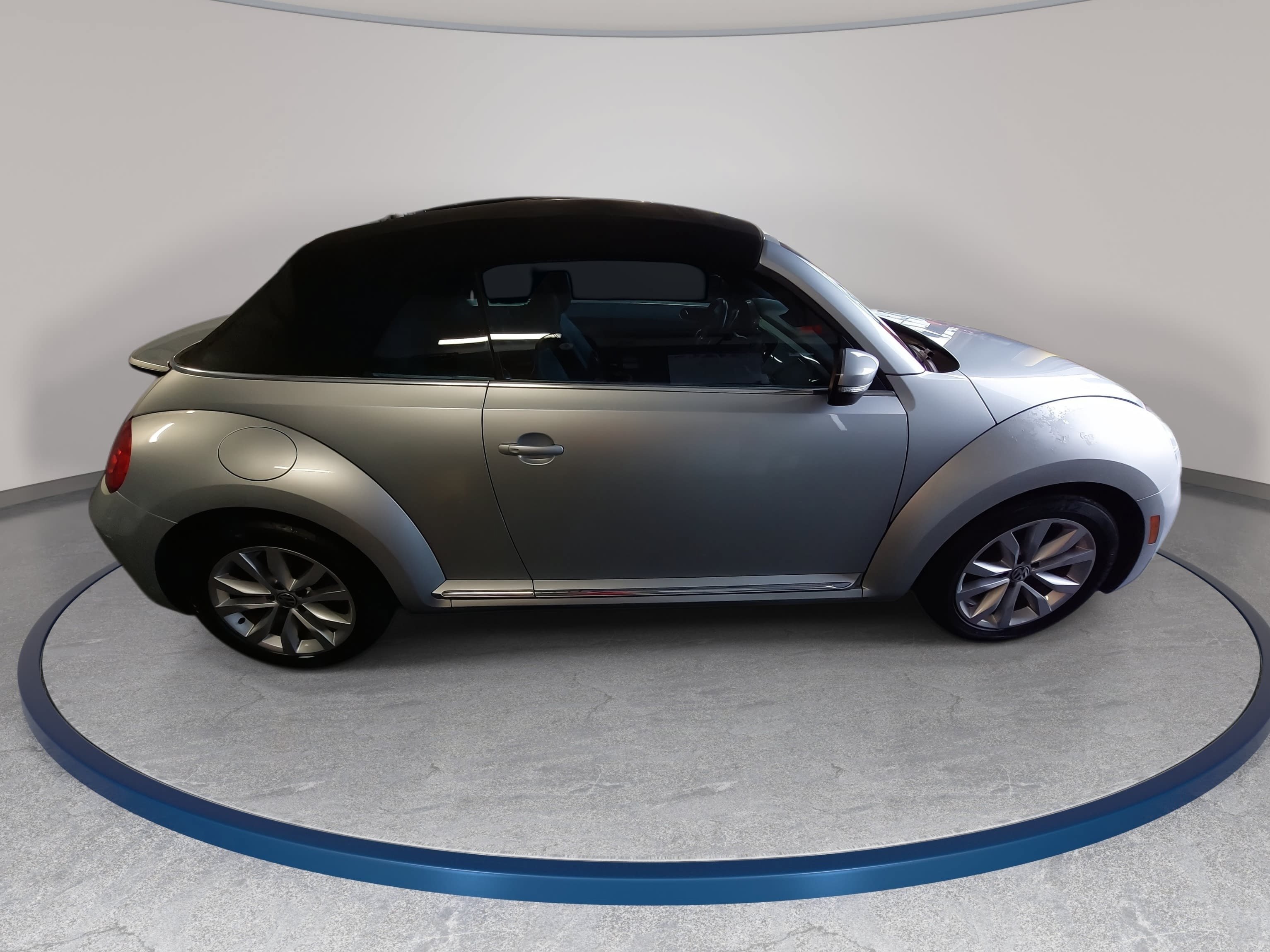 Used 2013 Volkswagen Beetle TDI FWD image 4