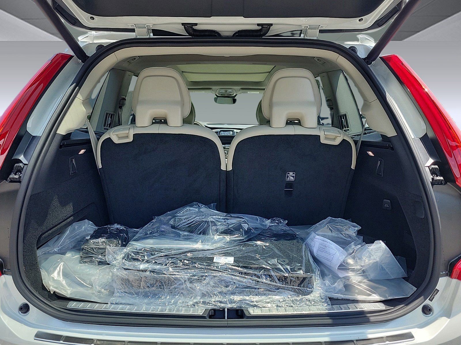 New 2024 Volvo XC90 T8 Ultimate w/ Protection Package Premier image 31