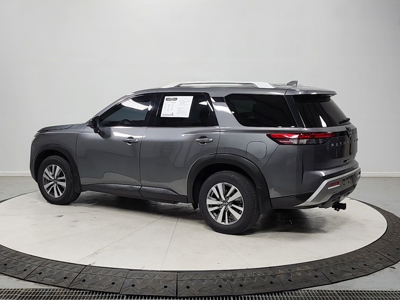 Used 2022 Nissan Pathfinder SL w/ Lighting Package (N92) image 5