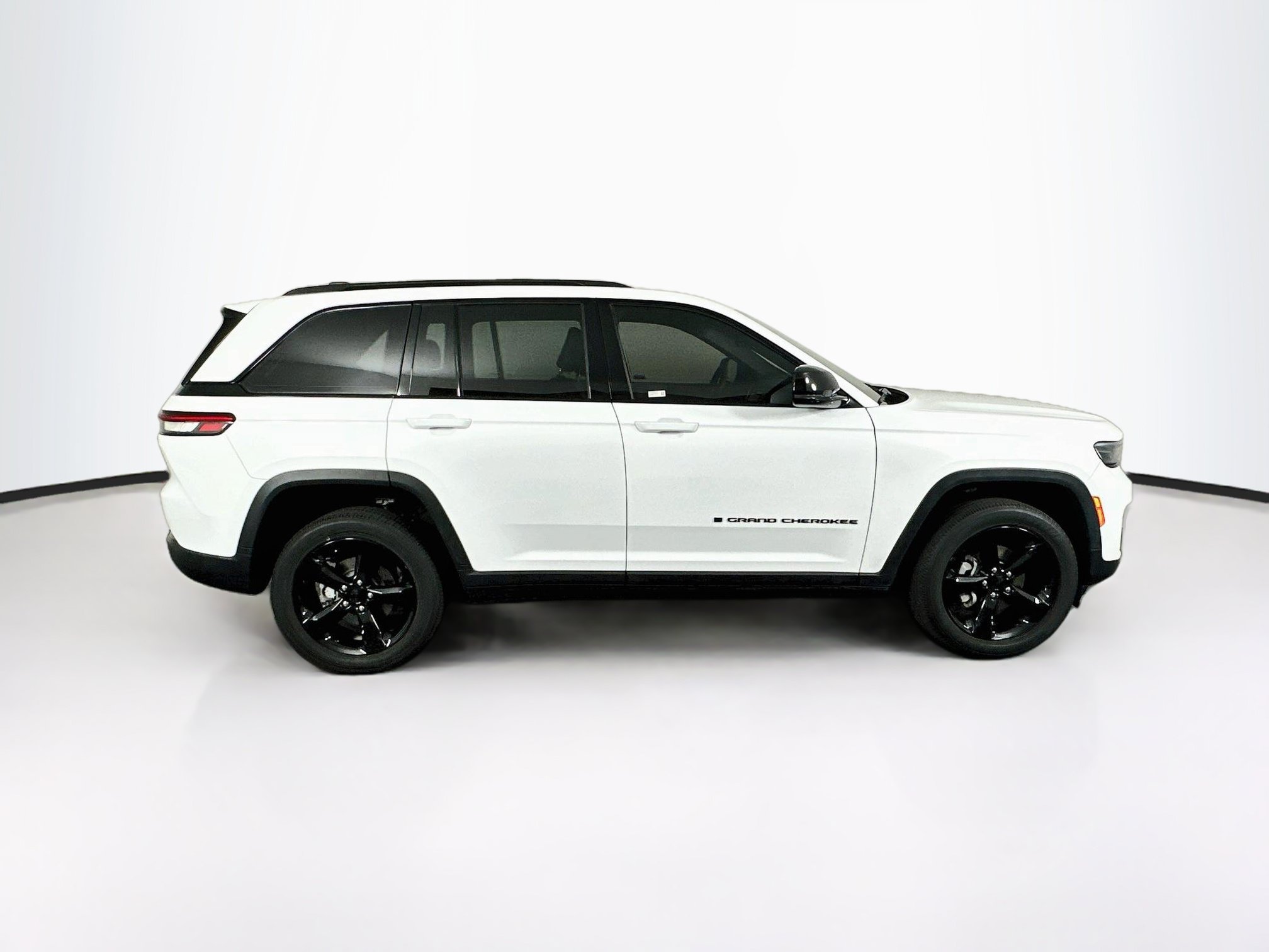 Used 2023 Jeep Grand Cherokee Altitude RWD image 10
