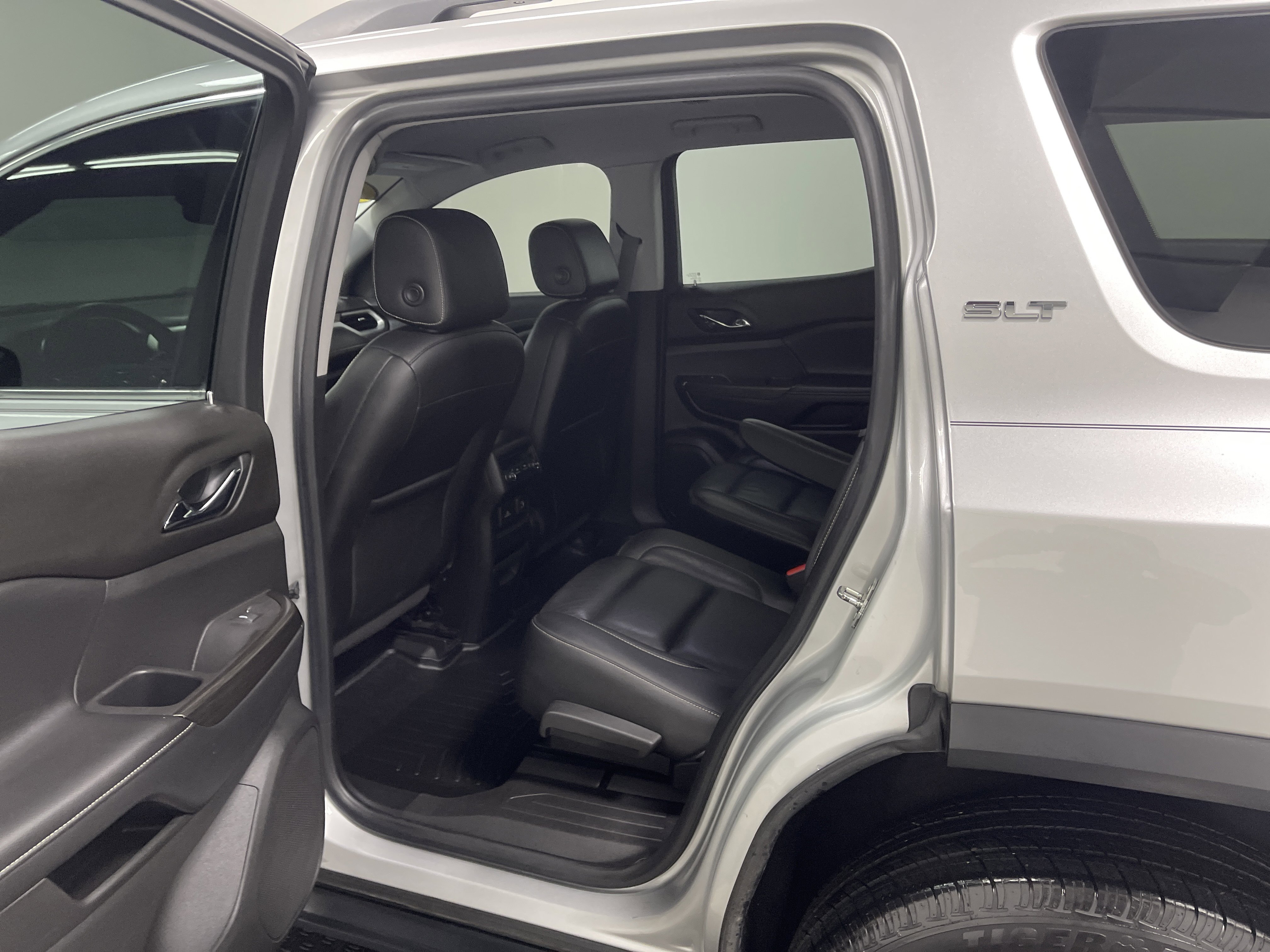 Used 2019 GMC Acadia SLT AWD/4WD image 13