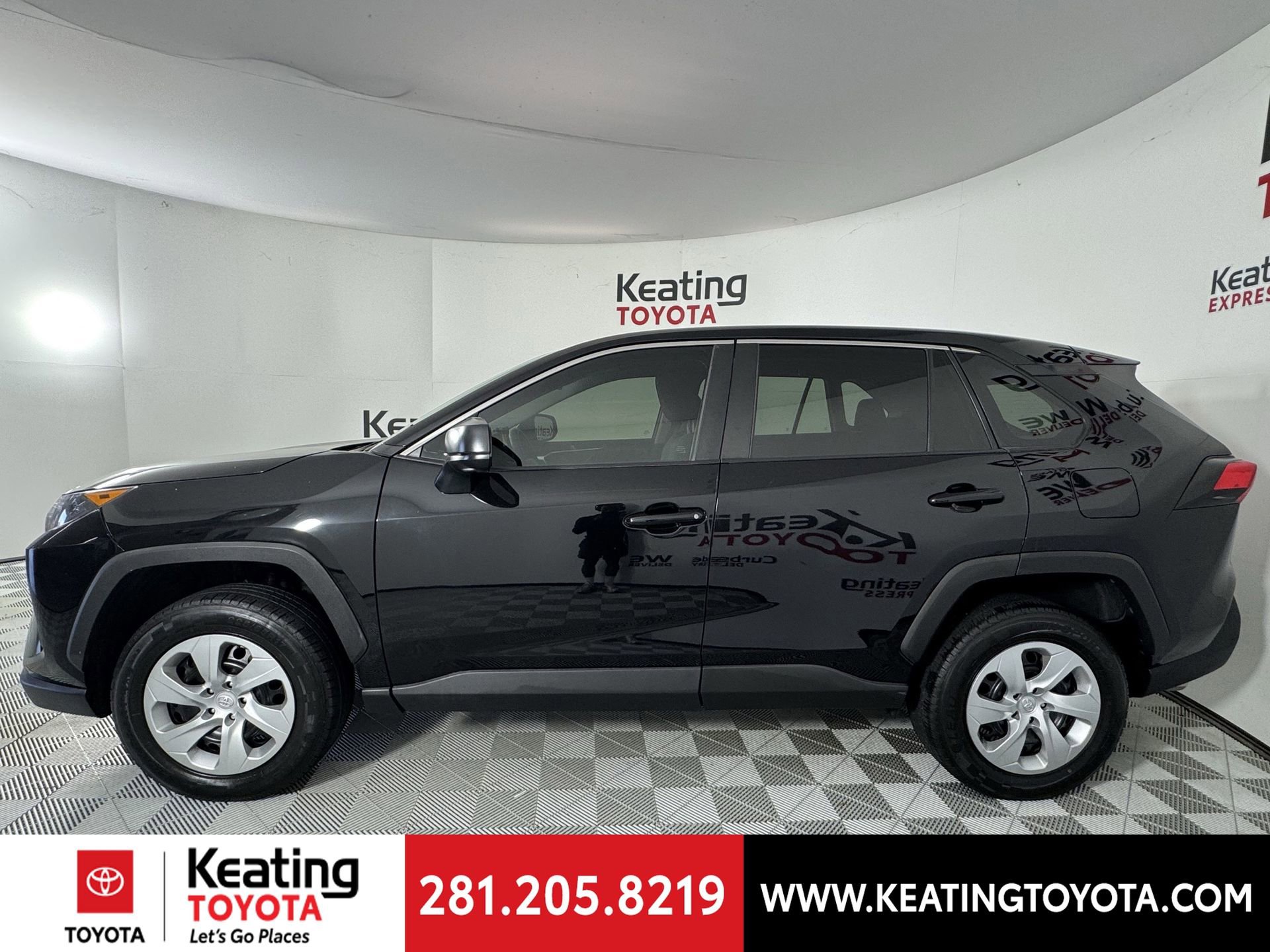Used 2022 Toyota RAV4 LE image 7