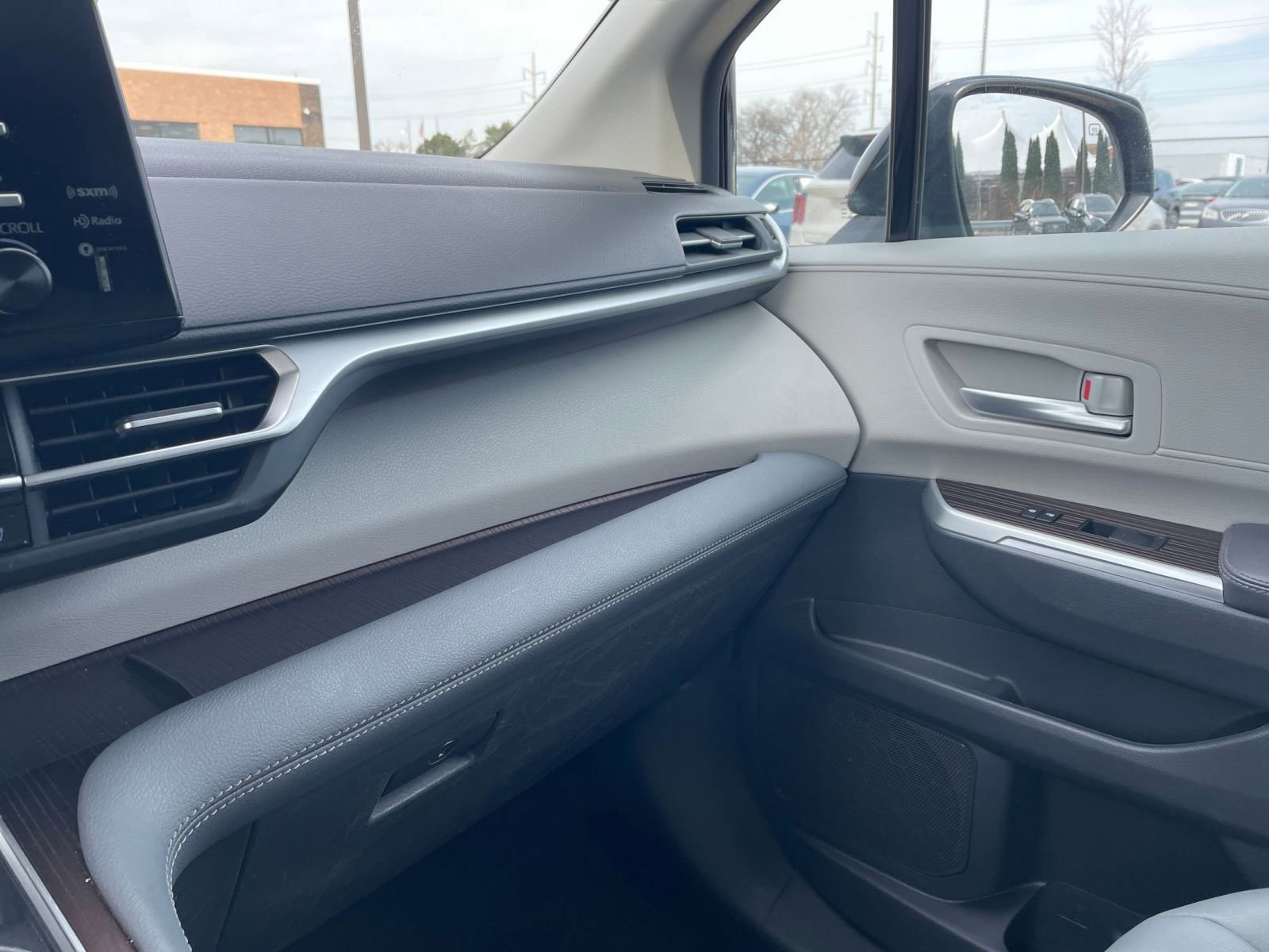 Used 2024 Toyota Sienna XLE image 38