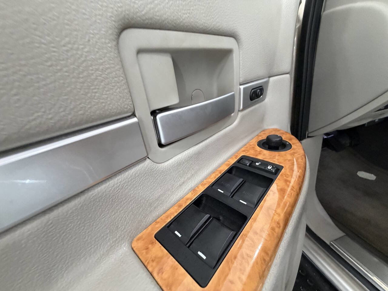 Used 2008 Chrysler Aspen Limited image 26