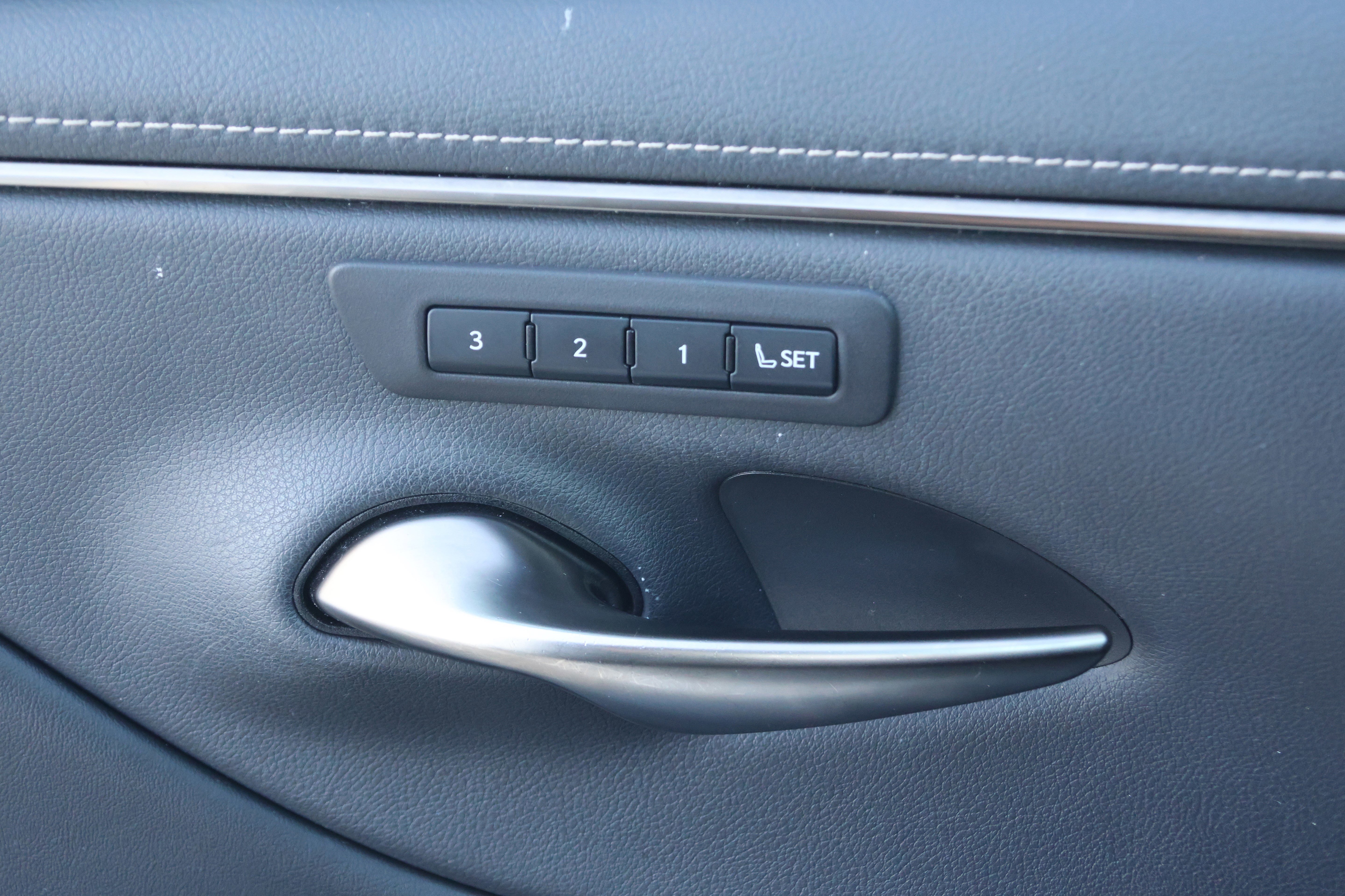 Certified 2021 Lexus ES 300h w/ Premium Package image 13